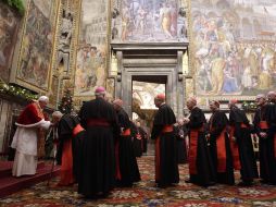 El Obispo de Roma, Benedicto XVI, recibe a cardenales durante la tradicional felicitación de Navidad, en el Vaticano. AFP  /