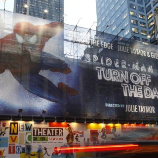 Cae del escenario actor del musical Spider-Man