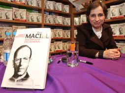 Por más de dos horas, Aristegui firmó libros y conversó con sus posibles lectores sobre este material. NOTIMEX  /