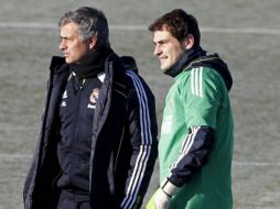 José Mourinho e Iker Casillas durante el entrenamiento del Real Madrid en Valdebebas. EFE  /