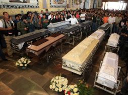 Aspecto del funeral de algunas de las víctimas mortales de la explosión en un ducto de Pemex en Texmelucan, Puebla. EFE  /