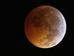 El eclipse total de luna inició a las 23:27 horas de ayer 20 de diciembre. S. NÚÑEZ  /