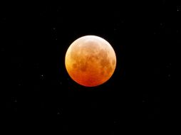 El resplandor alumbra en el corazón de la sombra de la Tierra. AFP  /