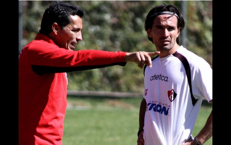 Gerardo Espinoza durante un entrenamiento con el director técnico, Benjamín Galindo. MEXSPORT  /