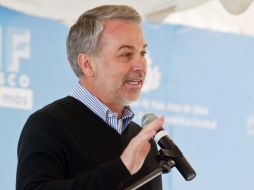 Emilio González salió a las 23:00 horas del lunes para asesorar a las mujeres sobre su caso. E. BARRERA  /