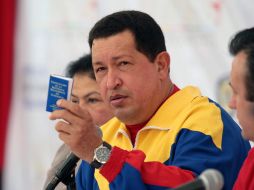 Hugo Chávez, muestra una copia de la Constitución de la República Bolivariana de Venezuela. EFE  /