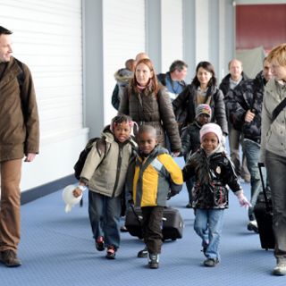 LLegan niños haitianos a Francia con familias adoptivas