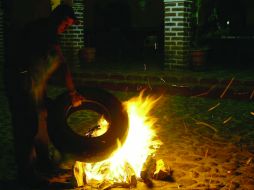 Quemar llantas, hule y plásticos atenta el equilibrio ecológico, afirman. ARCHIVO  /