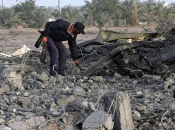Policía palestino comprueba  el daño de una casa abandonada  que fue destruida durante un ataque  aéreo israelí. AP  /