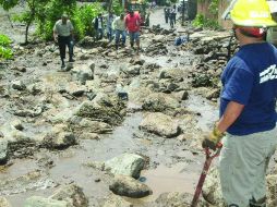 Lo complicado del terreno se debe a que estaba lleno de lodo, los bomberos tuvieron que pasar a pie. ARCHIVO  /