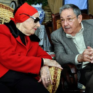 Raúl Castro felicita a Alicia Alonso por cumpleaños