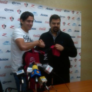 Arreola se viste de rojinegro