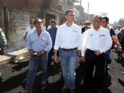 Juan José Suárez (centro) recorre la zona dañada por la explosión con el secretario de Desarrollo Social, Heriberto Félix. EL UNIVERSAL  /