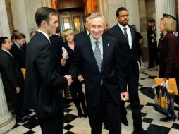 El senador Harry Reid saluda a gente luego de la ratificación. REUTERS  /