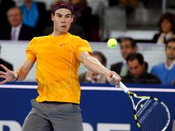 El tenista español devuelve una pelota, en el duelo de exhibición con Roger Federer. EFE  /