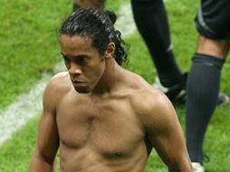 Ronaldinho podría jugar en su país. ESPECIAL  /