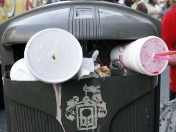 Hasta el momento se ha instalado la mitad de las 10 mil papeleras en el Centro de la ciudad. E. BARRERA  /