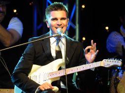 Juanes se presentó con una gran sonrisa y  vestido de gala  en el concierto que ofreció en Colombia el martes. AFP  /