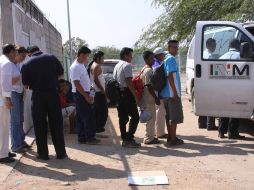 Migrantes centroamericanos, testigos presenciales de un presunto secuestro de ilegales, son trasladados por autoridades del INM. EFE  /