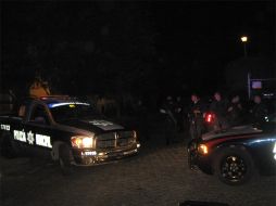 Los oficiales pidieron la ayuda de sus compañeros con el fin de poder lograr la detención de los agresores. O. RUVALCABA  /