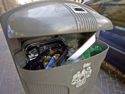 La instalación de 10 mil papeleras en el Centro Histórico de Guadalajara presenta un avance de 50 por ciento. E. BARRERA  /