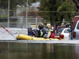 Miembros de la tripulación de emergencia rescatan a huéspedes de un hotel en San Diego. REUTERS  /