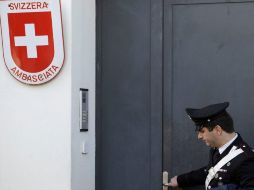 Un policía italiano sale de la embajada de Suiza en Roma, Italia. EFE  /
