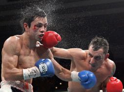 Hugo Cazares (d) conectó buenos golpes al retado Hisataka. AFP  /