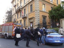 Un vehículo de la Policía italiana y una unidad de Bomberos junto a la embajada de Chile en Roma. EFE  /
