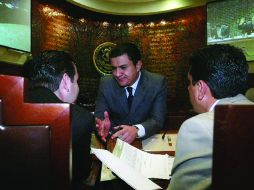 José María Martínez (centro) refirió que cobrarían ya que el Poder Legislativo cuente con recursos propios. ARCHIVO  /