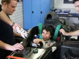 Sergio Pérez prueba su nuevo asiento del C-30. ESPECIAL  /