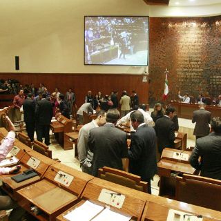 Recorte de 400 plazas o se paraliza el Congreso, señala diputado priista