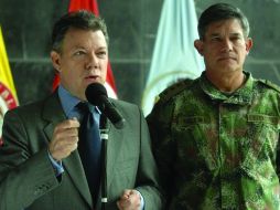 Juan Manuel Santos (izquierda) declara que leyó documentos de un integrante de las FARC. ARCHIVO  /