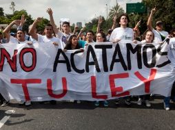 Estudiantes protestan en Caracas. REUTERS  /