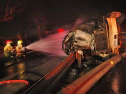 Bomberos trabajan en la extinción del fuego. S. NÚÑEZ  /