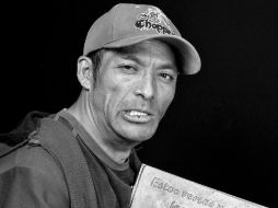 José Vicente Palestina Hernández, vende poemas y piropos en la plaza pública del pueblo. ESPECIAL  /