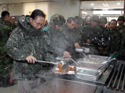 El presidente de Corea del Sur, Lee Myung-Bak (izquierda), come con los soldados en su visita a una base militar. AFP  /
