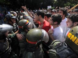 Estudiantes universitarios discuten con miembros de la Policía antimotines durante una protesta. AFP  /