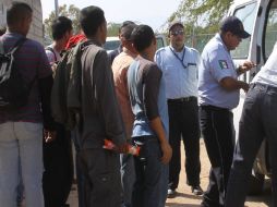 Grupo de migrantes centroamericanos, testigos presenciales de un secuestro masivo de indocumentados en Oaxaca. EFE  /
