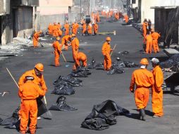 Aspecto de las labores de limpieza de las calles por el derrame de petróleo de un ducto de Pemex en San Martín Texmelucan, Puebla. NTX  /