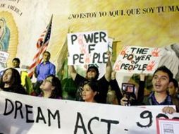 Varios jóvenes emocionados, cuando esperaban la respuesta por parte del senado. AP  /