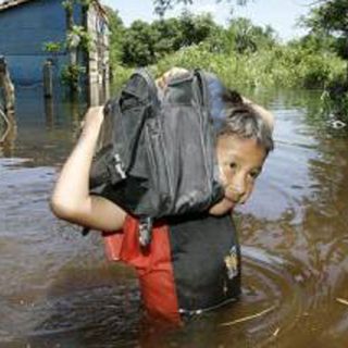 Niña de 10 años salva a bebé de morir en inundación