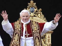 El papa Benedicto XVI desde el balcón de la Basílica de San Pedro del Vaticano. EFE  /