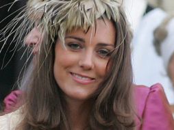 Decenas de transeúntes se alinearon para presenciar la llegada de los integrantes de la familia real. EFE  /