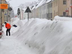 Estados Unidos sufre tormenta de nieve como las que se dan en Europa. En la foto un hombre junta la nieve en las calles de Alemania.EFE  /
