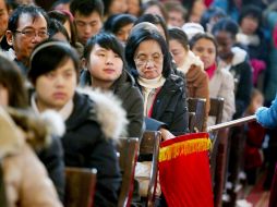 Católicos chinos y extranjeros participan en una misa en Beijing, China. EFE  /