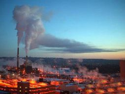 Fábricas que funcionan con refinerías de petróleo son causantes del 40 por ciento de los gases de efecto invernadero en EU. ESPECIAL  /