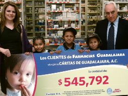 Julieta Mora hace entrega del cheque a Maximiano Gutiérrez, en representación de Cáritas Guadalajara. E. FLORES  /