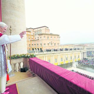 Benedicto XVI ora por ayuda a los damnificados