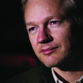 Assange firma contrato para publicar su autobiografía